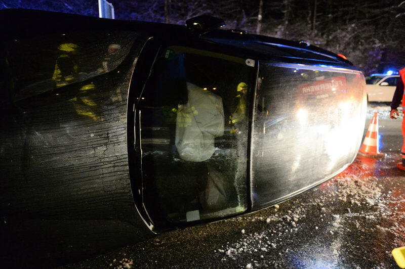 junge Frau prallte mit ihrem Fahrzeug gegen einen Anpralldämpfer.