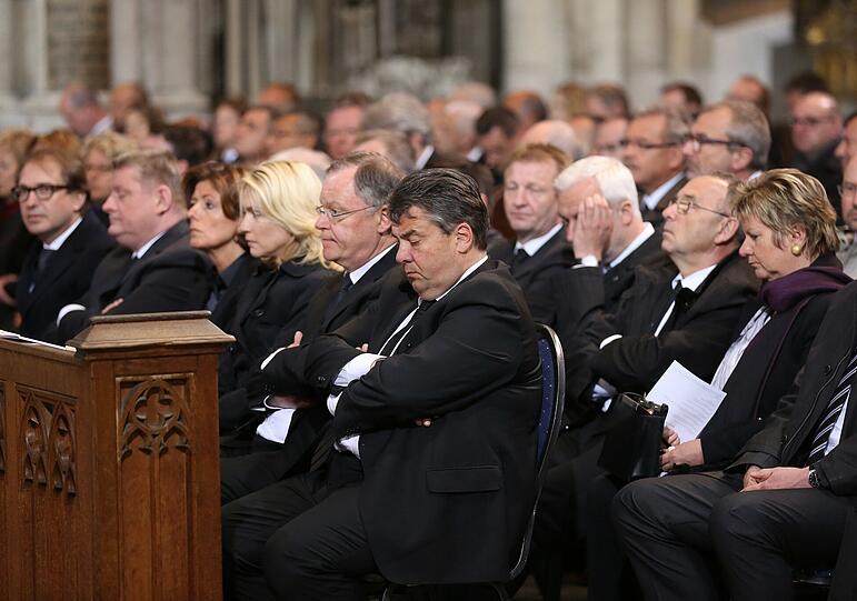Bundeswirtschaftsminister Sigmar Gabriel (SPD) und weitere deutsche Politiker bei der Trauerfeier.
