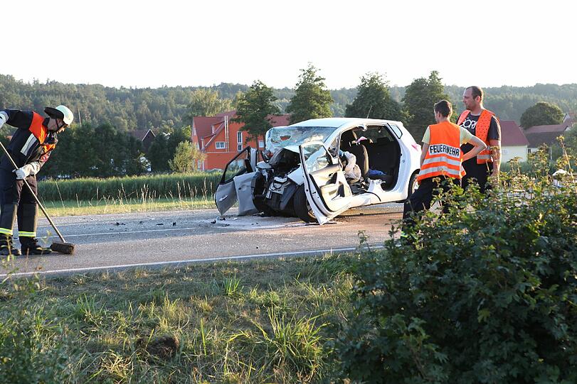 Ein 53-jähriger Autofahrer ist zwischen Wasserfall und Ansbach frontal in den Wagen eines Ehepaars gerast. Die Bilder der Unfallstelle.