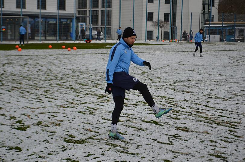 Die Löwen im Schnee: Der TSV 1860 musste am Freitag vor Beginn des Trainingslagers auf weißem - und nicht wie gewohnt auf grünem - Untergrund trainieren.