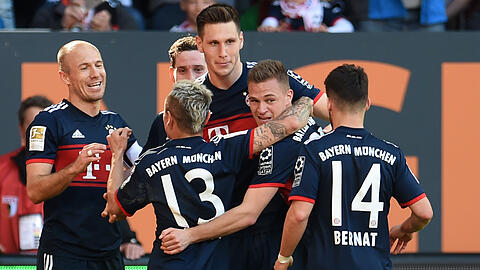 Die Spieler des FC Bayern jubeln sich in Augsburg zur 28. Deutschen Meisterschaft.