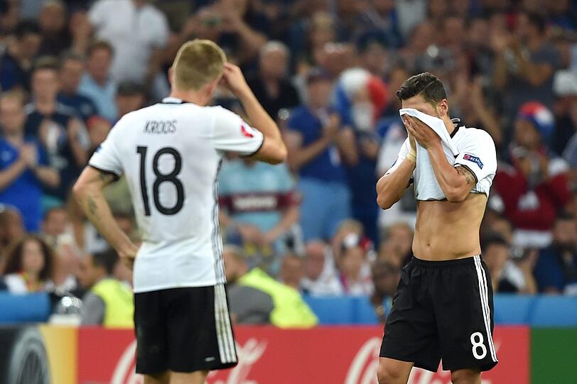 Toni Kroos (l.) teilt gegen Mesut Özil und dessen Rücktrittserklärung aus.