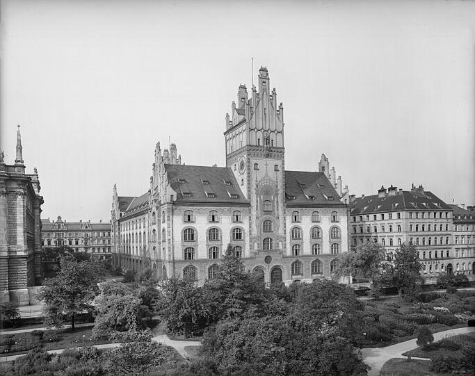 Der neue Justizpalast längs der Elisenstraße, um 1900 aus der Luft gesehen. Friedrich von Thiersch schuf dieses Bauwerk.