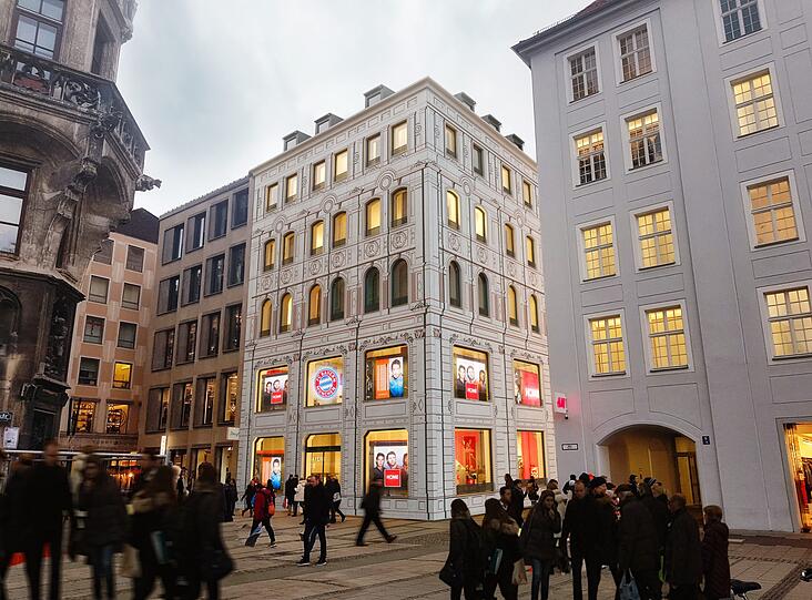 Sieben Stockwerke hoch, mit Terrasse und Restaurants: So soll der neue FC-Bayern-Flagship-Store am Dom aussehen.