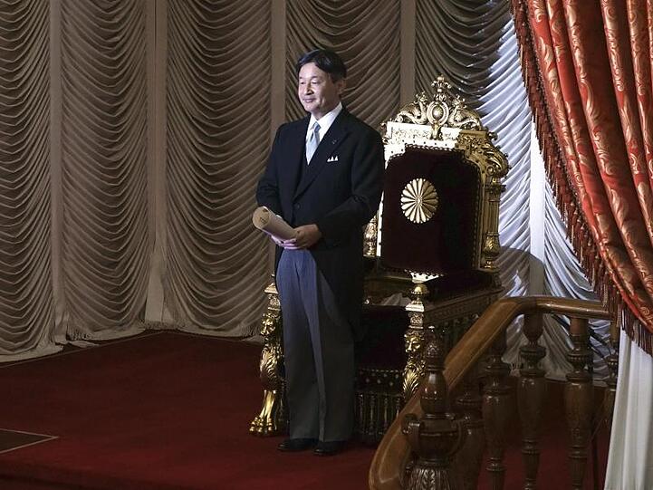 Zwischen Tradition und Moderne: Japans Kaiser Naruhito.