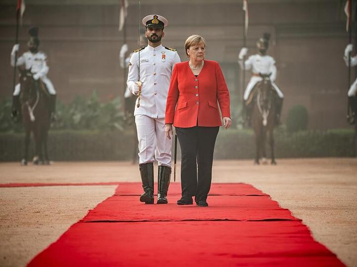Bundeskanzlerin Angela Merkel wird bei ihrer Ankunft mit militärischen Ehren begrüßt.