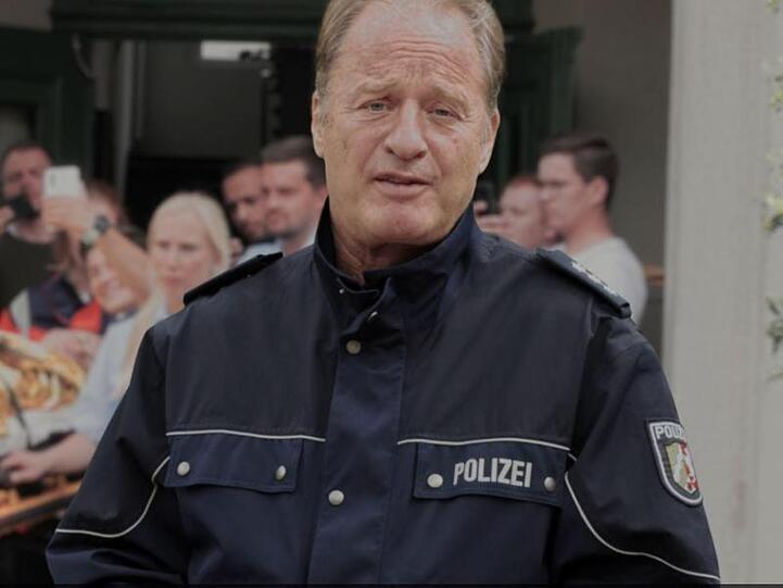 In seiner Paraderolle als "Hausmeister Krause" wirbt Komiker Tom Gerhardt gegen Gaffer und für mehr Respekt für die Polizei und andere Einsatzkräfte.