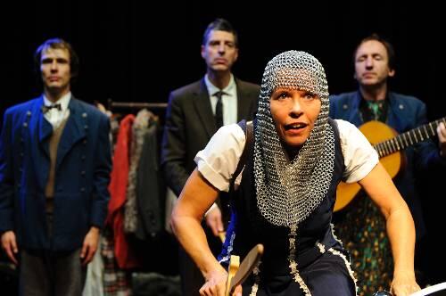 Johanna Holzschwert in &bdquo;grandiosen Abenteuern&ldquo;: Thomas Stang, Michael Bang, Michael Schramm (hi.) und Sabine Zieser.