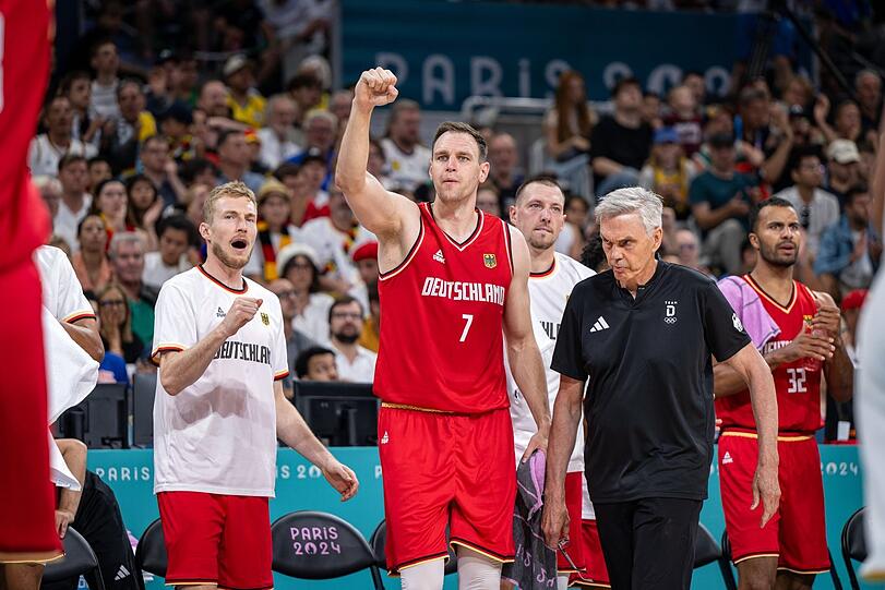 Nach jahrelanger Zusammenarbeit in der Basketball-Nationalmannschaft treffen sich Johannes Voigtmann (l.) und Trainer Gordon Herbert (2.v.r.) jetzt beim FC Bayern wieder.
