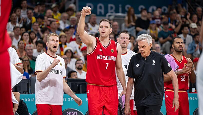 Nach jahrelanger Zusammenarbeit in der Basketball-Nationalmannschaft treffen sich Johannes Voigtmann (l.) und Trainer Gordon Herbert (2.v.r.) jetzt beim FC Bayern wieder. Nach jahrelanger Zusammenarbeit in der Basketball-Nationalmannschaft treffen sich Johannes Voigtmann (l.) und Trainer Gordon Herbert (2.v.r.) jetzt beim FC Bayern wieder.