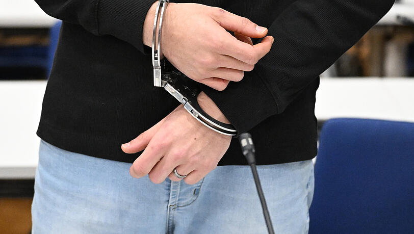 Der Angeklagte muss wegen besonders schwerer sexueller Nötigung, sexuellen Missbrauchs von Kindern sowie gefährlicher Körperverletzung für sechs Jahre und sechs Monate ins Gefängnis. (Symbolbild) Der Angeklagte muss wegen besonders schwerer sexueller Nötigung, sexuellen Missbrauchs von Kindern sowie gefährlicher Körperverletzung für sechs Jahre und sechs Monate ins Gefängnis. (Symbolbild)