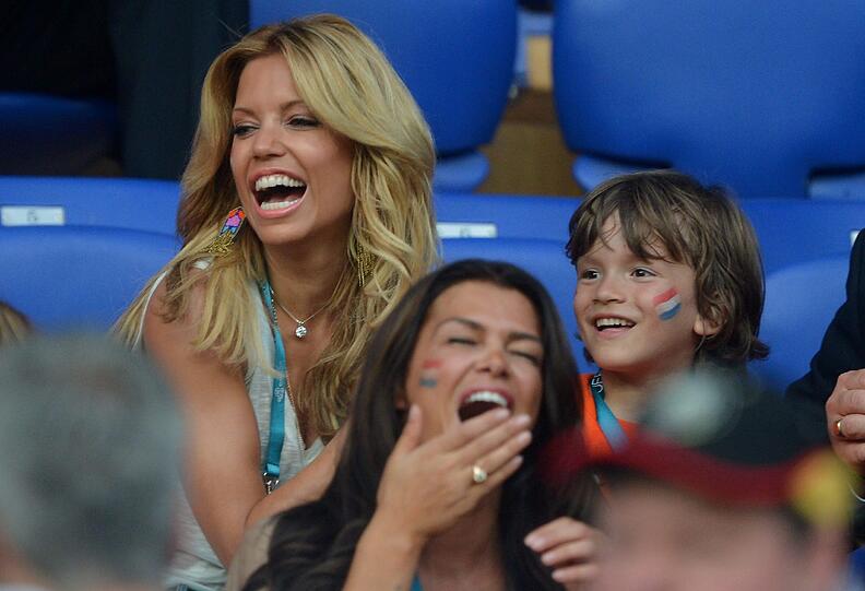 Schön wie eh und je zeigt sich Sylvie van der Vaart auf der Tribüne beim Spiel gegen Deutschland. Ihrem Mann hat sie ein Küsschen versprochen, wenn Holland verliert.