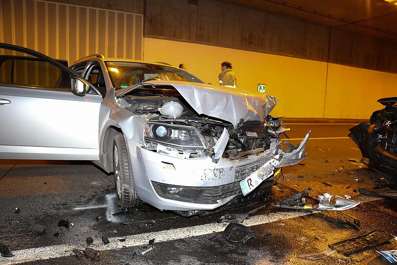 Die Bilder vom schweren Unfall im Farchanter Tunnel auf der B2.