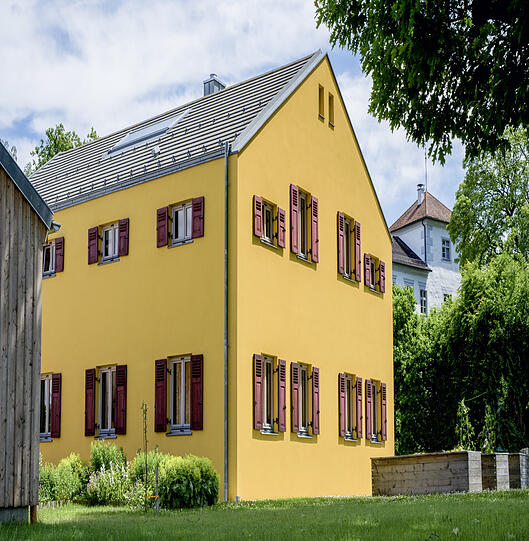 Klassisches Jurahaus mit modernem Anstrich. Zu sehen in Hofstetten in der Gemeinde Hitzhofen.