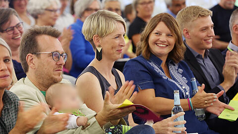 Sitzen am Freitagabend auf dem Parteitag im MOC noch gemeinsam in der ersten Reihe: Fraktionschef Florian Roth (v. l.) mit Baby, OB-Kandidatin Katrin Habenschaden und Noch-Parteichefin Gudrun Lux.