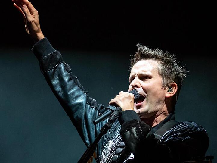 Matthew Bellamy freut sich über ein Mädchen.