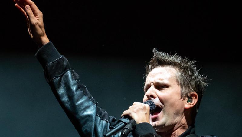 Matthew Bellamy freut sich über ein Mädchen. Matthew Bellamy freut sich über ein Mädchen.