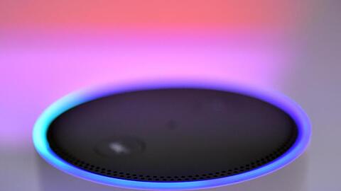 Unter Smart-Home-Geräten versteht man etwa den Amazon-Lautsprecher Echo mit dem Sprachassistenten Alexa, aber auch Luftsensoren, Bewegungsmelder oder Überwachungskameras, die Informationen versenden.