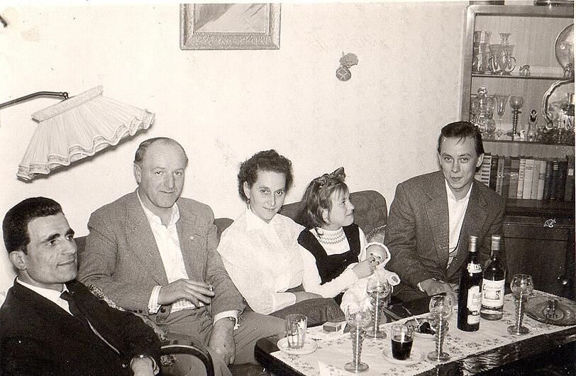 Gesellige Runde im Wohnzimmer in Allach. Auf dem Sofa (v. l.): Stiefvater, Mutter, Christa und ein Nachbar.