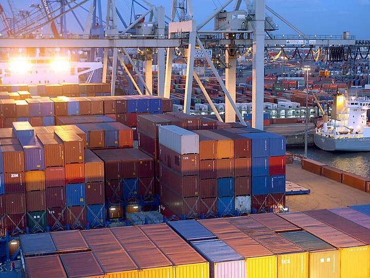 Containerumschlag als Sinnbild für den Handelsboom. Nun heißt es: "Die Party ist vorbei".