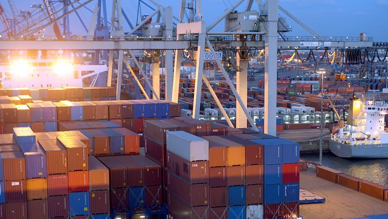 Containerumschlag als Sinnbild für den Handelsboom. Nun heißt es: "Die Party ist vorbei". Containerumschlag als Sinnbild für den Handelsboom. Nun heißt es: "Die Party ist vorbei".