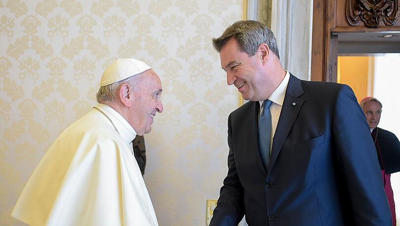 Papst Franziskus begrüßt Markus Söder (CSU), Ministerpräsident von Bayern im Vatikan.