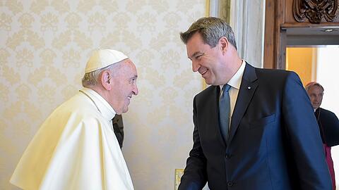 Papst Franziskus begrüßt Markus Söder (CSU), Ministerpräsident von Bayern im Vatikan.