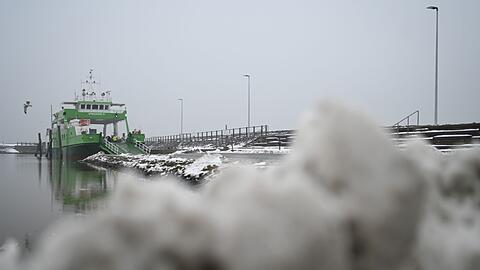 Das  F&auml;hr- und Frachtschiff Spiekeroog IV liegt im Hafen - wegen des Sturms werden viele Inseln nicht angefahren.