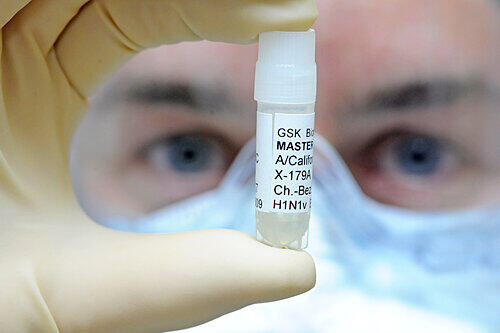 Mit einem neuen Impfstoff soll das H1N1-Virus bekämpft werden. Das Mittel wird frühestens im September in ausreichender Menge vorhanden sein.