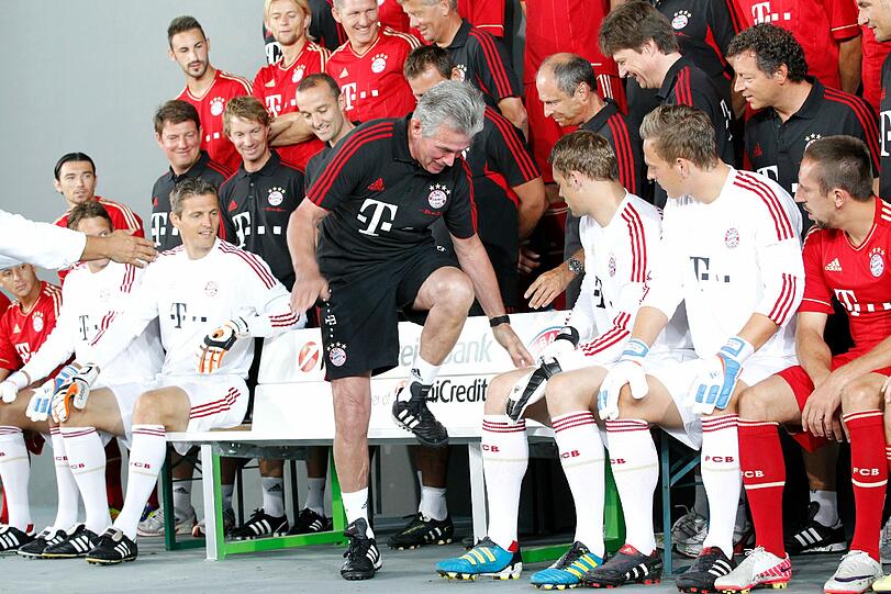 Anstrengender Tag für die Bayern-Kicker: Posing fürs Foto, dann gleich zum Training. Die Bilder von der Säbener