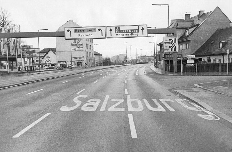 Auf dem Mittleren Ring bei Ramersdorf herrscht vor 40 Jahren eine fast schon gespenstische Ruhe &ndash; wegen des Fahrverbots bleibt die Teerpiste leer.