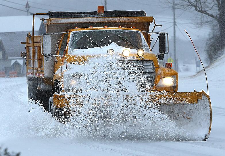 Ein Schneeräumer beseitigt auf einer Hauptstraße in Helen frisch gefallenen Neuschnee.