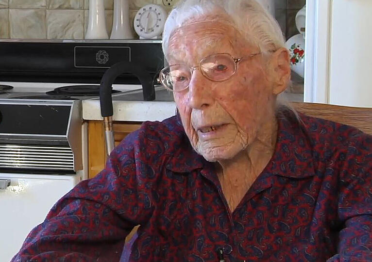 Für Facebook war die 113-Jährige Anna Stoehr zu alt.