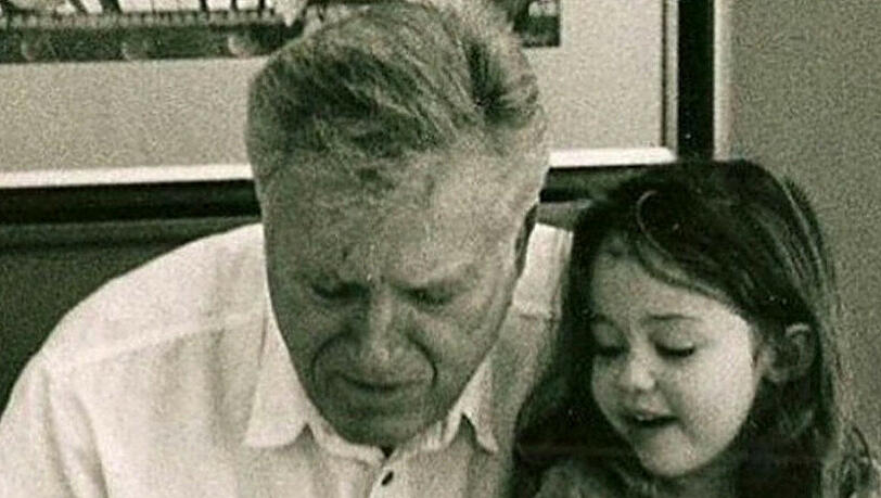 Klein-Miley auf dem Schoß ihres verstorbenen Großvaters Ron Klein-Miley auf dem Schoß ihres verstorbenen Großvaters Ron