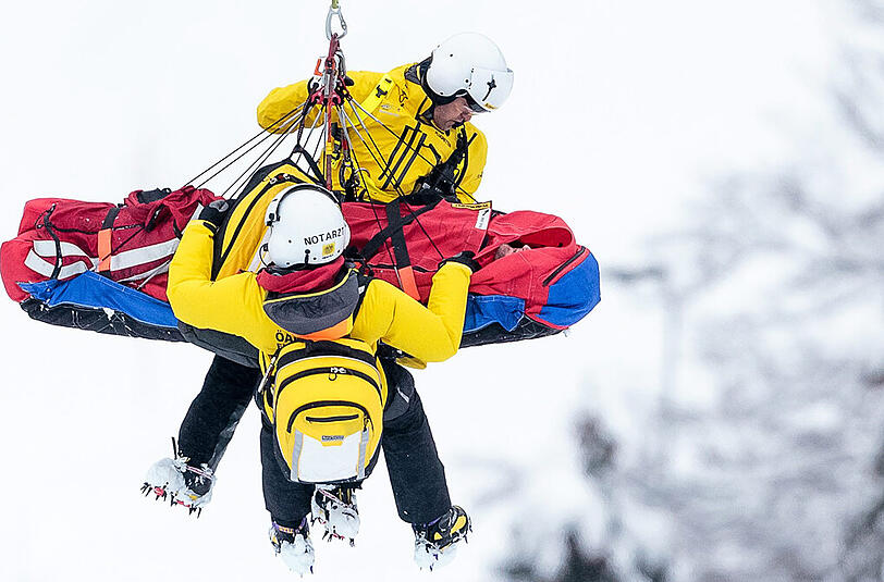Streitberger wird mit dem Hubschrauber ins Krankenhaus St. Johann geflogen.