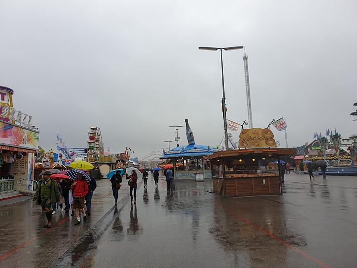 Bei dem trüben Wetter kommt selbst auf der Wiesn keine Partystimmung auf.