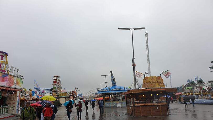 Bei dem trüben Wetter kommt selbst auf der Wiesn keine Partystimmung auf. Bei dem trüben Wetter kommt selbst auf der Wiesn keine Partystimmung auf.