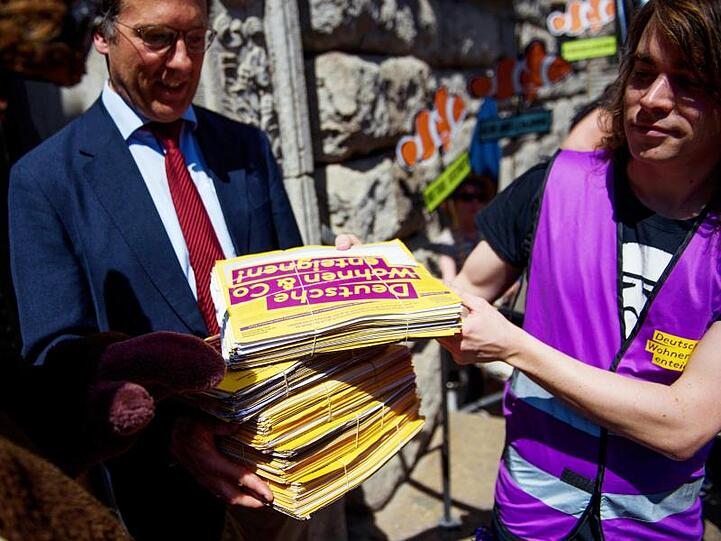 Aktivisten der Initiative "Deutsche Wohnen & Co enteignen" übergeben in Berlin 77.001 Unterschriften für die Einleitung eines Volksbegehrens.
