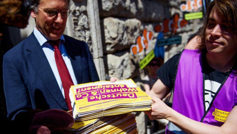 Aktivisten der Initiative "Deutsche Wohnen & Co enteignen" übergeben in Berlin 77.001 Unterschriften für die Einleitung eines Volksbegehrens. Aktivisten der Initiative "Deutsche Wohnen & Co enteignen" übergeben in Berlin 77.001 Unterschriften für die Einleitung eines Volksbegehrens.