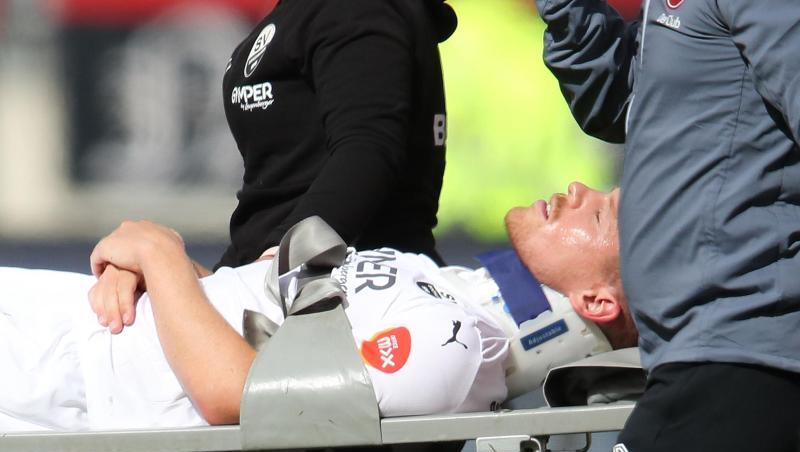 Denis Linsmayer vom SV Sandhausen wird verletzt vom Platz getragen.