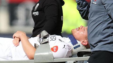 Denis Linsmayer vom SV Sandhausen wird verletzt vom Platz getragen.