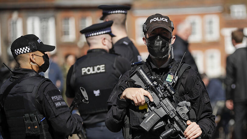 Schwer bewaffnete Polizisten patrouillieren vor Schloss Windsor vor der Beisetzung von Prinz Philip, Herzog von Edinburgh.