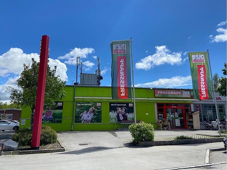 Im Fressnapf München Trudering finden Sie Tierbedarf für Ihren Liebling. Wir beraten Sie gerne bei Fragen und bei der Produktauswahl für Hund, Katze, Nager, Vogel, Aquaristik und Terraristik. Ausreichend Parkplätze sind vorhanden. Unsere stets freundlichen Mitarbeiter die ein entsprechendes umfangreiches Wissen über die Produkte haben beraten Sie. Gerne nehmen wir auch Kundensonderbestellungen auf, falls der/die gewünschten Artikel nicht vorrätig sein sollten. Fressnapf München Trudering, Bognerhofweg 12, 81825 München- Trudering, Tel.: 089 - 688 16 58