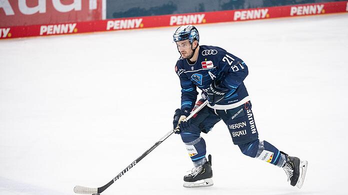 Wayne Simpson von Ingolstadt spielt den Puck.