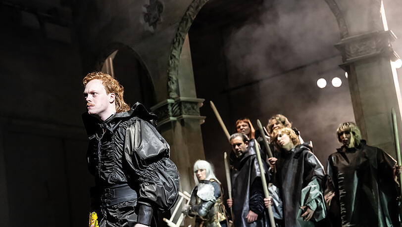 Lukas Rüppel und Mitglieder des Ensembles in Goethes Ritterdrama im Cuvilliéstheater.