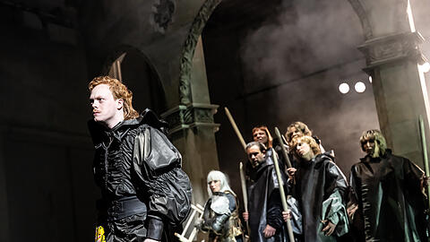 Lukas Rüppel und Mitglieder des Ensembles in Goethes Ritterdrama im Cuvilliéstheater.