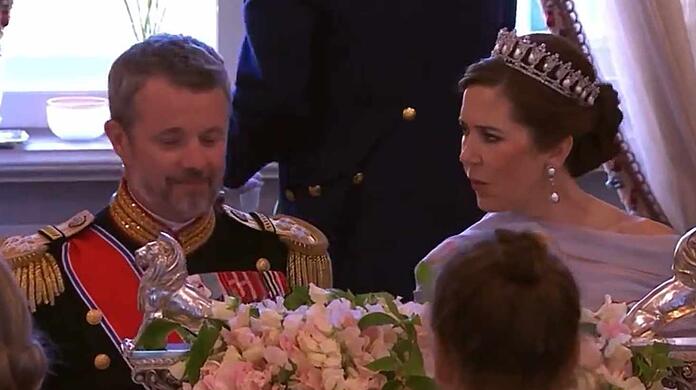 Wird König Frederik in diesem Moment etwa von Königin Mary geschimpft?