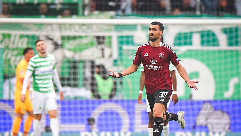Nürnbergs Stürmer Mahir Emreli sorgt für die Nürnberger Führung.