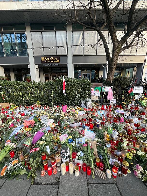 Blumen, Kerzen und Nachrichten am Tatort in der Seidlstraße.