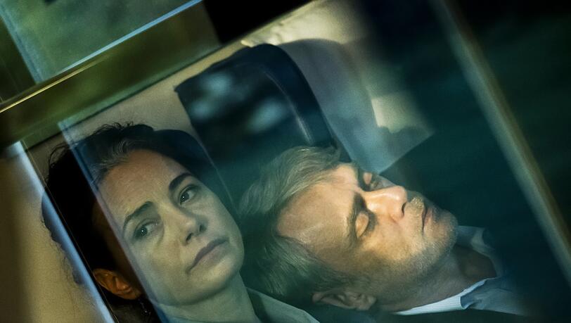 Ein liebendes Ehepaar, das unter Druck ger&auml;t: &Ouml;zg&uuml; Namal und Tansu Bi&ccedil;er bei einer Zugfahrt.